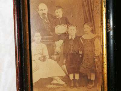 ...e sulla parete alle sue spalle una piccola fotografia di famiglia. � probabilmente tutto ci� che resta dei ricordi dei De Tullio